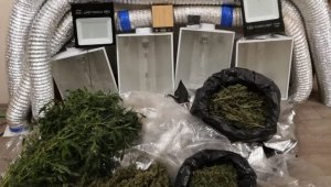 Esrar yetiştirmek için odaya kurduğu sistem polisleri de şaşırttı