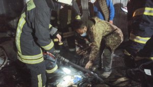 Evi yandı, dakikalarca küllerin arasında paralarını aradı