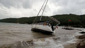 Fırtına tekneleri karaya sürükledi
