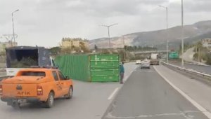 Fırtına TIR'da yüklü konteynerleri devirdi
