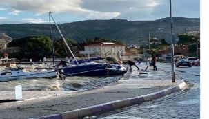 Foça'da tekneler battı