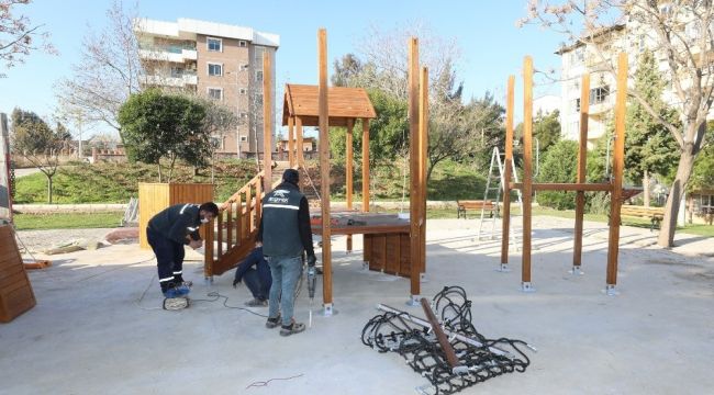 Gaziemir'in parklarındaki oyun grupları yenileniyor