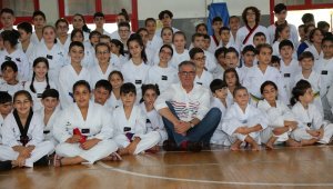 Gaziemirli sporcular madalyaları topladı