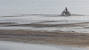 Göl kurudu, motokrosçuların parkuru oldu