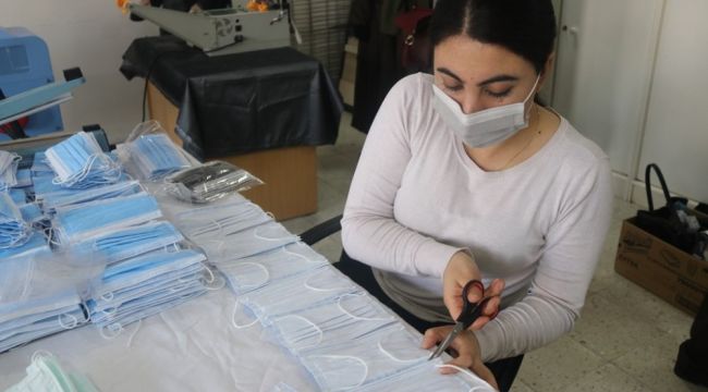 Gönüllü 15 usta öğretici kadın günlük 7 bin maske üretiyor
