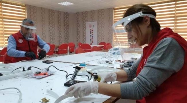 Gönüllü olarak siperlik maske üretiyorlar