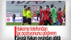 Hakeme telefondan pozisyon gösteren Hakan Arslan kırmızı kart gördü