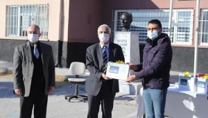 Hayırseverden 25 öğrenciye tablet bilgisayar desteği