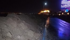 İlginç çözüm! İzmir'de sahile 2 km kumdan set