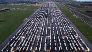 İngiltere sınırında bekleyen 36 şoförün Covid-19 testi pozitif çıktı