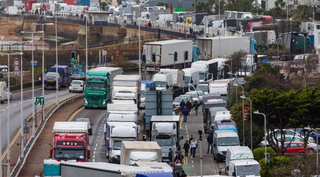 İngiltere'de yaklaşık 3 bin TIR mahsur kaldı