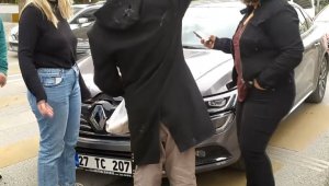 Işıklarda duran genç kızın aracına çarpıp kaçtı