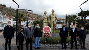 İsmet İnönü, Çeşme'de heykeli başında anıldı