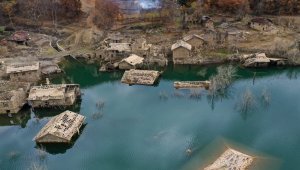 Isparta'da sular altında kalan köy evlerinde seyirlik görüntüler