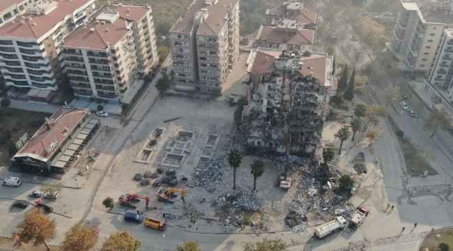 İzmir'de 58 ağır hasarlı bina yıkıldı