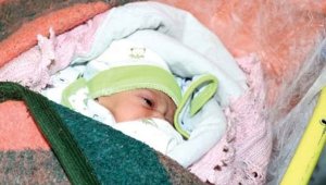 İzmir'de bir evin kapısına 3 günlük bebek bırakıldı