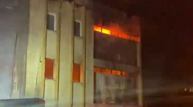 İzmir'de iki ayrı fabrikada yangın paniği