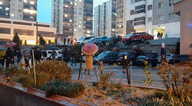 İzmir'de istinat duvarı çöktü, 20 araç hasar gördü