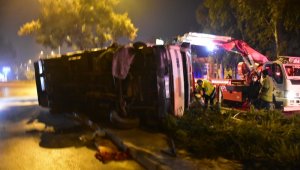 İzmir'de kontrolden çıkan kamyon yan yattı: 1 ağır yaralı