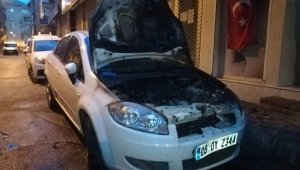 İzmir'de park halindeki araç kundaklandı