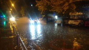 İzmir'de gece yarısına kadar çok kuvvetli yağış var