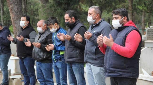 İzmir'de su taşkını kurbanları son yolculuğuna uğurlandı