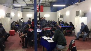 İzmir'de tavuk çiftliğindeki kumara jandarma baskını