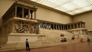 İzmir'de "Zeus Sunağı" zirvesi