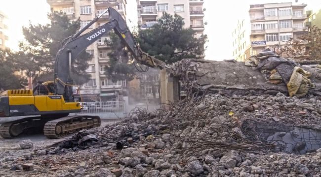Kahramanmaraş'ta depreme dayanıksız okullar yıkılıyor
