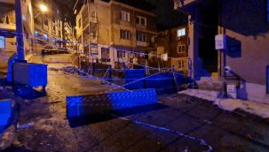 Karabağlar'da yol çöktü, kayan bina boşaltıldı