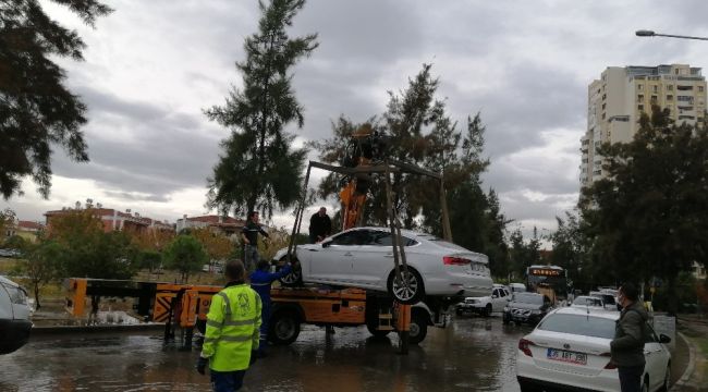 Karşıyaka'da su alan araçlar çekiliyor