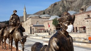 Kervancı başı heykeline "maske" taktılar