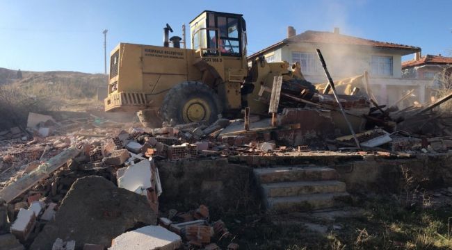 Kırıkkale'de riskli binalar yıkılıyor