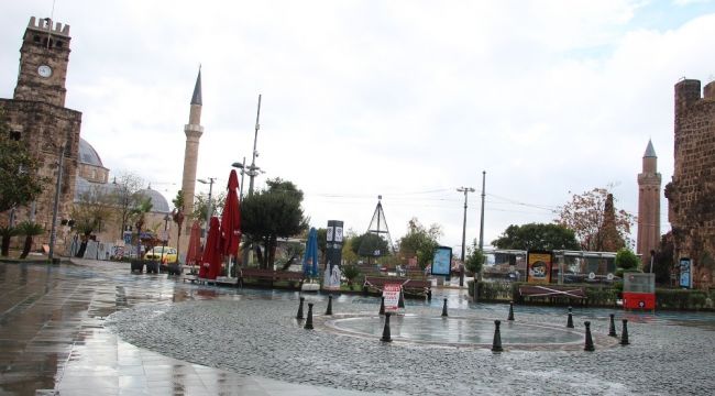 Kısıtlama yağışlı havayla birleşince Antalya sessizliğe büründü