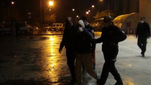 Kısıtlamaya uymayan kardeşler terör estirdi: 3 polis yaralı