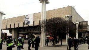 Koronadan ölen başkanın cenazesine 110 bin kişi katıldı