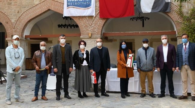 Kuşadası Belediyesi 75 öğrenciye daha tablet dağıttı