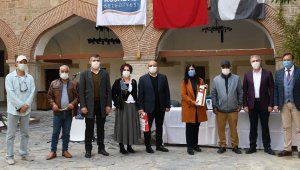 Kuşadası Belediyesi 75 öğrenciye daha tablet dağıttı