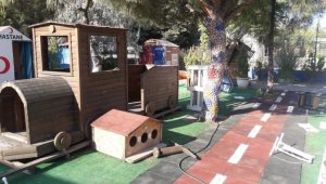 Manisa'da bir grup genç okula saldırdı