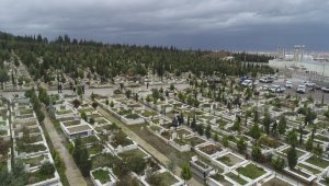 Manisa'da mezarlıklara 50 bin çiçek dikildi