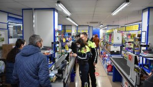 Marmaris'te alışveriş saatlerinde marketler denetleniyor