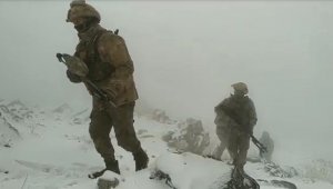 Mehmetçiğin çetin kış şartlarına rağmen vatan nöbeti sürüyor