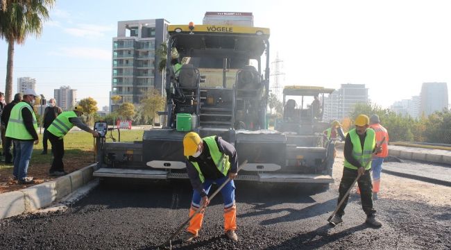 Mersin Büyükşehir, 34. Cadde'de asfalt çalışması yapıyor