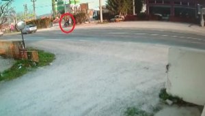 Otomobilin çarptığı motosiklet sürücüsü böyle uçtu