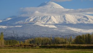 Ovanın yeşili ile bütünleşen Ağrı Dağı görenleri mest etti