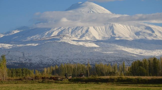 Ovanın yeşili ile bütünleşen Ağrı Dağı görenleri mest etti