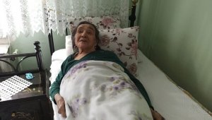 Polisin sırtında taşıdığı yaşlı kadın, "Adımlarınıza kurban olurum"