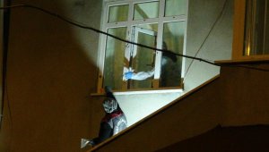 Pompalı tüfeklerle evi kurşunladılar