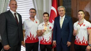 Rektör Budak, Egeli milli sporcular Arıcan ve Çolak'ı tebrik etti