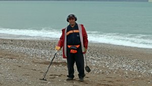 Sağanak sonrası dünyaca ünlü sahil define avcısıyla doldu